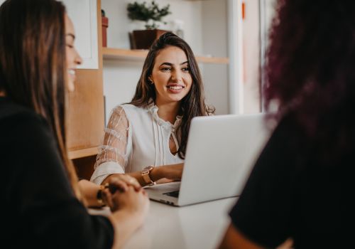 So sánh thuê freelancer, agency, và phòng marketing thuê ngoài